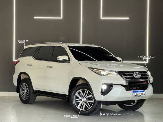 TOYOTA HILUX SW4 2.8 SRX 4X4 7 LUGARES 16V TURBO INTERCOOLER DIESEL 4P AUTOMÁTICO TOYOTA HILUX SW4 2.8 SRX 4X4 7 LUGARES 16V TURBO INTERCOOLER DIESEL 4P AUTOMÁTICO